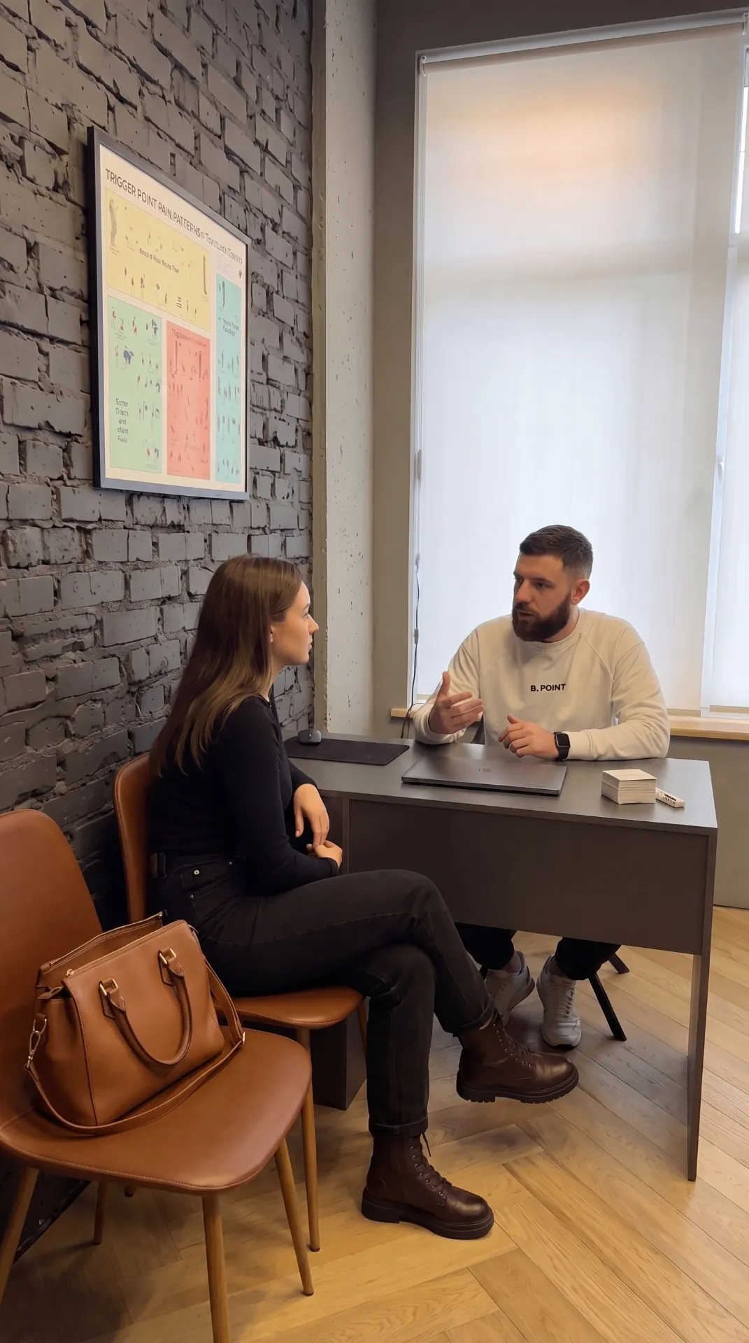 Консультація в B.Point — фахівець з фізичної терапії пояснює клієнту план відновлення